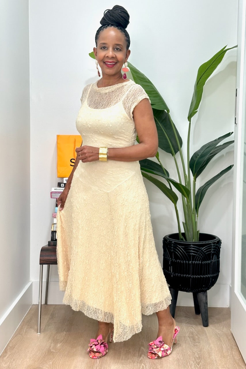Ruched Side Lace Overlay Midi Dress –
